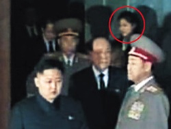 Báo Hàn xôn xao về người phụ nữ bí ẩn bên cạnh Kim Jong-un - 1 Báo Hàn xôn xao về người phụ nữ bí ẩn bên cạnh Kim Jong-un - 1