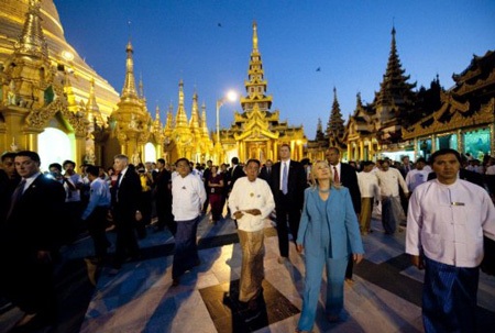 Ngoại trưởng Mỹ Hillary Clinton chân trần ở Myanmar - 3 Ngoại trưởng Mỹ Hillary Clinton chân trần ở Myanmar - 3