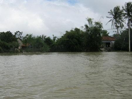 Lốc dữ "xé nát" xóm nhà, chia cắt hàng trăm hộ dân  - 2