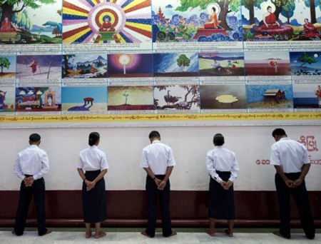 Ngoại trưởng Mỹ Hillary Clinton chân trần ở Myanmar - 4 Ngoại trưởng Mỹ Hillary Clinton chân trần ở Myanmar - 4