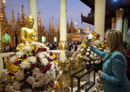 Ngoại trưởng Mỹ Hillary Clinton chân trần ở Myanmar - 5 Ngoại trưởng Mỹ Hillary Clinton chân trần ở Myanmar - 5