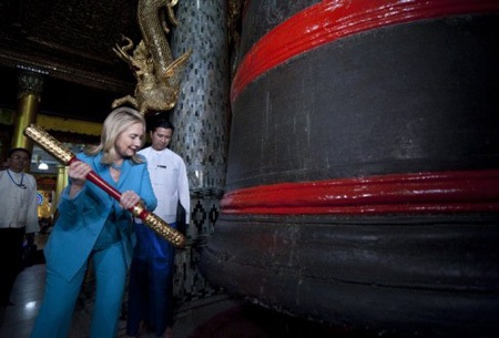 Ngoại trưởng Mỹ Hillary Clinton chân trần ở Myanmar - 6 Ngoại trưởng Mỹ Hillary Clinton chân trần ở Myanmar - 6