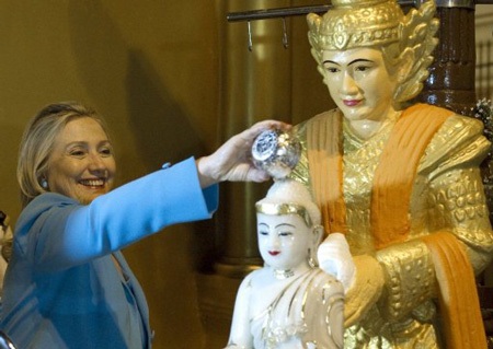 Ngoại trưởng Mỹ Hillary Clinton chân trần ở Myanmar - 7 Ngoại trưởng Mỹ Hillary Clinton chân trần ở Myanmar - 7