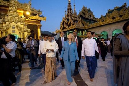 Ngoại trưởng Mỹ Hillary Clinton chân trần ở Myanmar - 2 Ngoại trưởng Mỹ Hillary Clinton chân trần ở Myanmar - 2