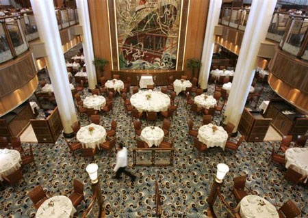 Những "thành phố di động" trên biển - 18