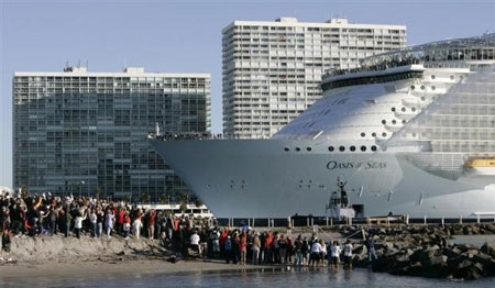 Những "thành phố di động" trên biển - 10