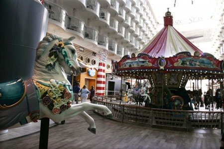 Những "thành phố di động" trên biển - 8