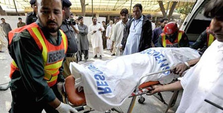 Pakistan: Sập nhà máy, 3 người chết, 100 người mắc kẹt - 2 Pakistan: Sập nhà máy, 3 người chết, 100 người mắc kẹt - 2