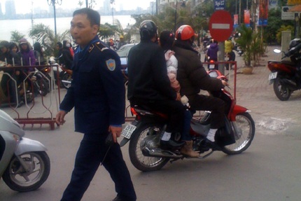 Dịch vụ trông xe bủa vây, "chém" khách quanh chùa - 1 Dịch vụ trông xe bủa vây, "chém" khách quanh chùa - 1