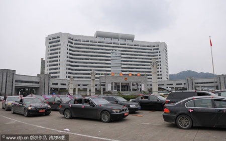 Xe dâu "đổ bộ" gây tắc đường ở Trung Quốc - 1 Xe dâu "đổ bộ" gây tắc đường ở Trung Quốc - 1