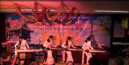 Đón giao thừa trong làn điệu dân ca quan họ Bắc Ninh tại Pháp - 1