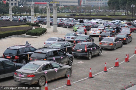 Xe dâu "đổ bộ" gây tắc đường ở Trung Quốc - 2 Xe dâu "đổ bộ" gây tắc đường ở Trung Quốc - 2