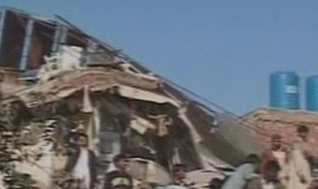 Pakistan: Sập nhà máy, 3 người chết, 100 người mắc kẹt - 3 Pakistan: Sập nhà máy, 3 người chết, 100 người mắc kẹt - 3