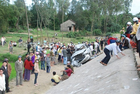 Tàu hỏa đâm ô tô, 7 người thương vong - 3