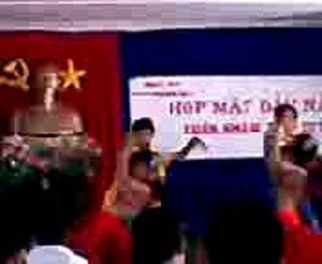 Ủy ban phường: Họp đầu năm với lắc ngực, ngoáy mông - 3 Ủy ban phường: Họp đầu năm với lắc ngực, ngoáy mông - 3