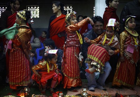 Lễ cưới với thần trái cây kỳ lạ của các bé gái Nepal - 1 Lễ cưới với thần trái cây kỳ lạ của các bé gái Nepal - 1
