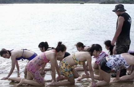 Đột nhập trại đào tạo nữ vệ sỹ chuyên nghiệp ở Trung Quốc - 4