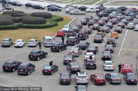 Xe dâu "đổ bộ" gây tắc đường ở Trung Quốc - 4 Xe dâu "đổ bộ" gây tắc đường ở Trung Quốc - 4