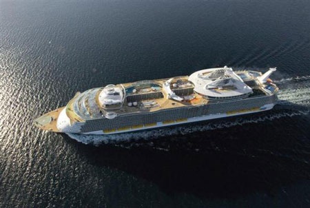 Những "thành phố di động" trên biển - 2