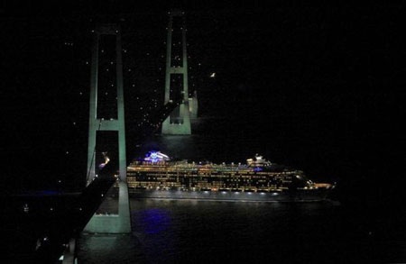 Những "thành phố di động" trên biển - 6