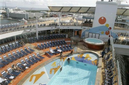 Những "thành phố di động" trên biển - 7