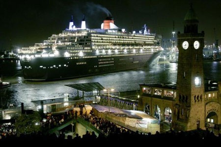 Những "thành phố di động" trên biển - 17