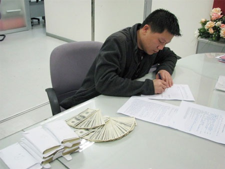 Mang 110.000 USD không khai báo - 1