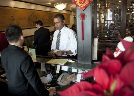 Obama bị “soi” khi đích thân mua đồ tại nhà hàng bán vây cá mập - 1 Obama bị “soi” khi đích thân mua đồ tại nhà hàng bán vây cá mập - 1
