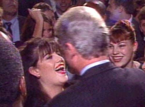 Phim tiết lộ “hậu trường” nhà Clinton về vụ bê bối tình ái Lewinsky - 2 Phim tiết lộ “hậu trường” nhà Clinton về vụ bê bối tình ái Lewinsky - 2