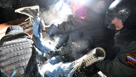 Lãnh đạo nhóm biểu tình chống Putin đối mặt với trát tòa - 2 Lãnh đạo nhóm biểu tình chống Putin đối mặt với trát tòa