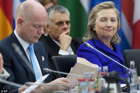 Khi Ngoại trưởng Mỹ Hillary Clinton nháy mắt - 4 Khi Ngoại trưởng Mỹ Hillary Clinton nháy mắt - 4