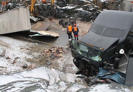 Hàng triệu đô rải khắp đường sau vụ tai nạn