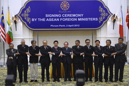 Các ngoại trưởng ASEAN nhấn mạnh đảm bảo hòa bình trên Biển Đông - 1 Các ngoại trưởng ASEAN nhấn mạnh đảm bảo hòa bình trên Biển Đông