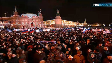 Hơn 100.000 người tập hợp bên ngoài điện Kremlin ủng hộ Putin - 1 Hơn 100.000 người tập hợp bên ngoài điện Kremlin ủng hộ Putin
