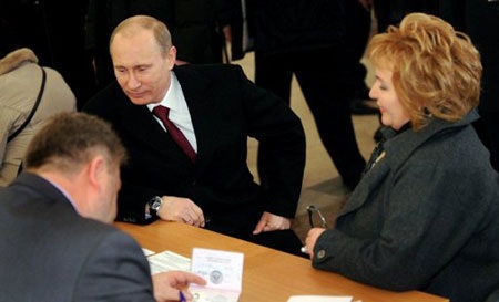 Thủ tướng Nga Putin đi bỏ phiếu sau giấc ngủ ngon