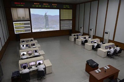 Bên trong phòng điều khiển sứ mệnh phóng vệ tinh của Triều Tiên - 1 Bên trong phòng điều khiển sứ mệnh phóng vệ tinh của Triều Tiên
