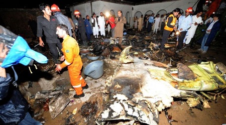 Máy bay chở 127 người cháy rụi tại ngoại ô thủ đô Pakistan - 1 Máy bay chở 127 người cháy rụi tại ngoại ô thủ đô Pakistan