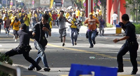 Malaysia: Cảnh sát bắn hơi cay giải tán 25.000 người biểu tình
