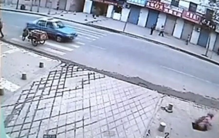Bé gái Trung Quốc đột ngột bị vỉa hè "nuốt chửng" - 1 Bé gái Trung Quốc đột ngột bị vỉa hè nuốt chửng