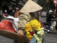 Qua đường ở Hà Nội - "mắc kẹt trong trò game mạo hiểm" - 1 Qua đường ở Hà Nội - mắc kẹt trong trò game mạo hiểm