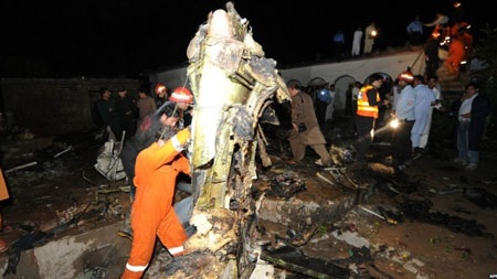 Máy bay chở 127 người cháy rụi tại ngoại ô thủ đô Pakistan - 2 Máy bay chở 127 người cháy rụi tại ngoại ô thủ đô Pakistan