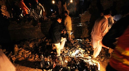 Máy bay chở 127 người cháy rụi tại ngoại ô thủ đô Pakistan - 10 Máy bay chở 127 người cháy rụi tại ngoại ô thủ đô Pakistan