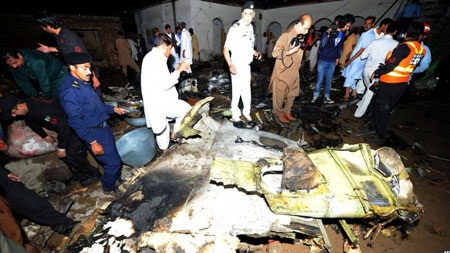 Máy bay chở 127 người cháy rụi tại ngoại ô thủ đô Pakistan - 5 Máy bay chở 127 người cháy rụi tại ngoại ô thủ đô Pakistan