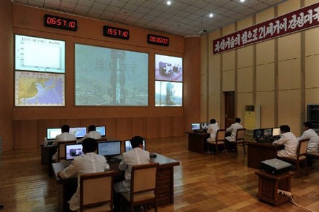 Bên trong phòng điều khiển sứ mệnh phóng vệ tinh của Triều Tiên - 5 Bên trong phòng điều khiển sứ mệnh phóng vệ tinh của Triều Tiên
