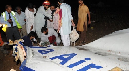 Máy bay chở 127 người cháy rụi tại ngoại ô thủ đô Pakistan - 7 Máy bay chở 127 người cháy rụi tại ngoại ô thủ đô Pakistan