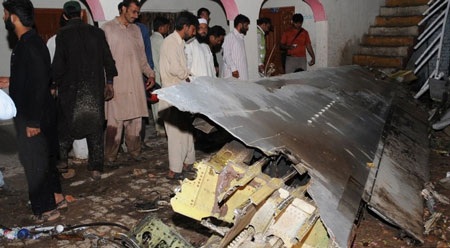 Máy bay chở 127 người cháy rụi tại ngoại ô thủ đô Pakistan - 8 Máy bay chở 127 người cháy rụi tại ngoại ô thủ đô Pakistan