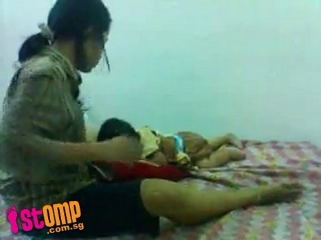 Phẫn nộ video bà mẹ trẻ hành hạ tàn ác con nhỏ - 11 Phẫn nộ video bà mẹ trẻ hành hạ tàn ác con nhỏ