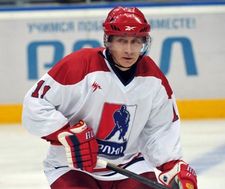 Tổng thống Putin thi đấu khúc côn cầu ngay sau khi nhậm chức