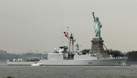 Tàu hải quân Mỹ tề tựu về New York