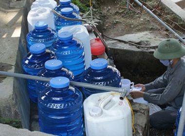 Đổ xô mua "nước thánh" trị bách bệnh, làm trắng da - 1 Đổ xô mua nước thánh trị bách bệnh, làm trắng da